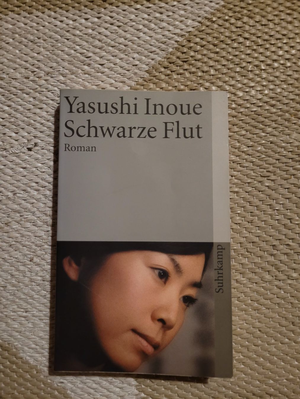 Libri: Schwarze Flut – Usato da Perlen venduto da Safari_23
