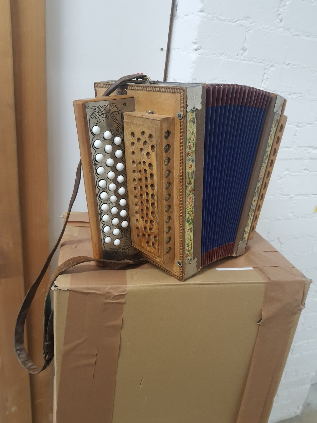Instruments de musique: schwyzerorgeli 8 basses à restaurer  – D'occasion à Pont-de-la-Morge par Mirabelle0 2