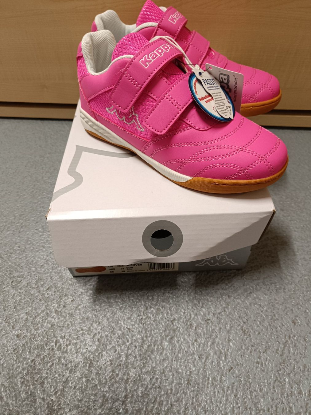 Kappa Scarpe per ragazze: Neue Kappa Hallenschuhe Grösse 32 – Nuovo e nell'imballaggio originale da Wohlen AG venduto da Fabe3