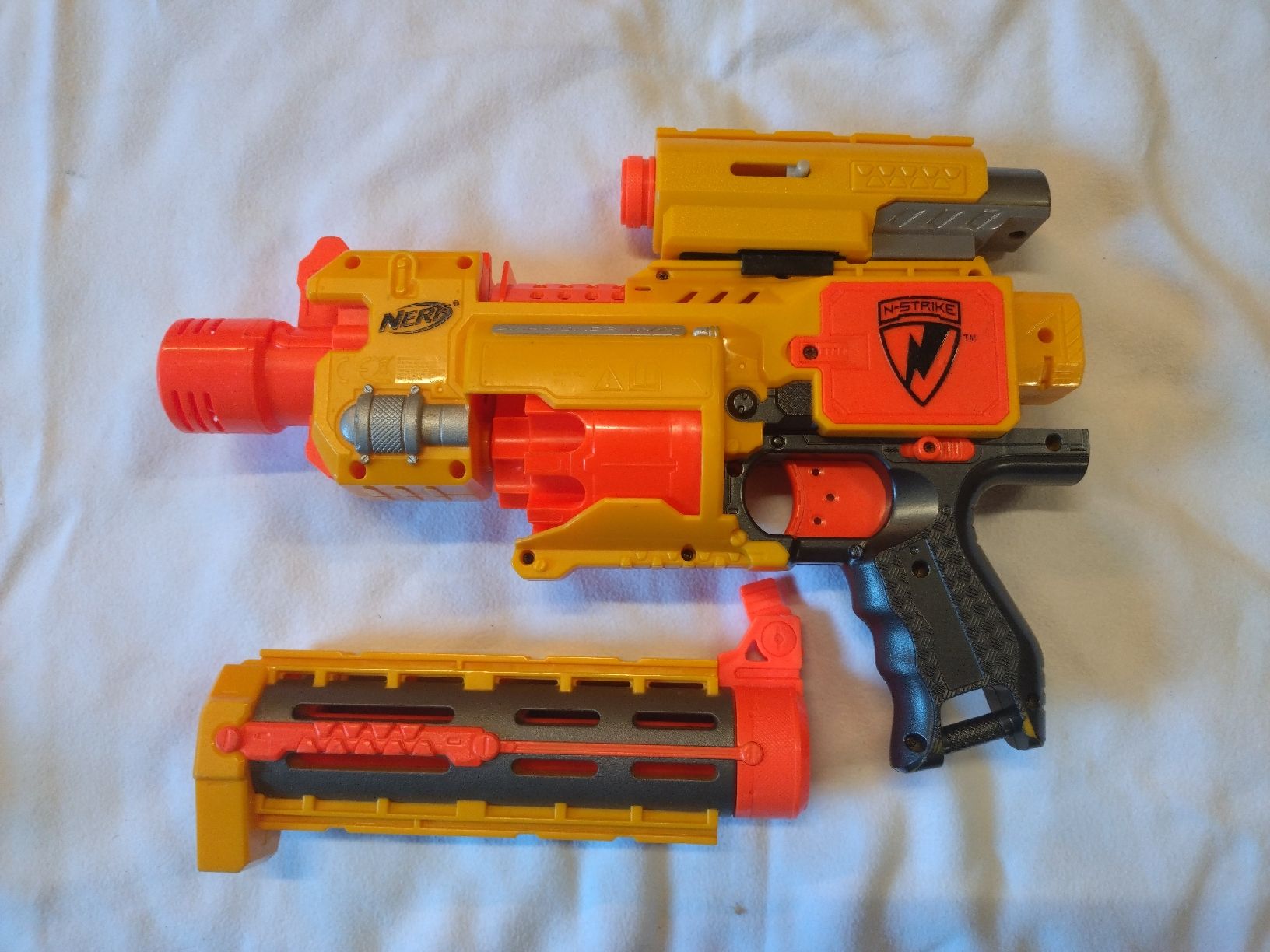 Nerf Giocattoli: Pistolet Nerf N-Strike Elite jaune/orange avec accessoire – Usato da Farvagny-le-Grand venduto da LaCaverne