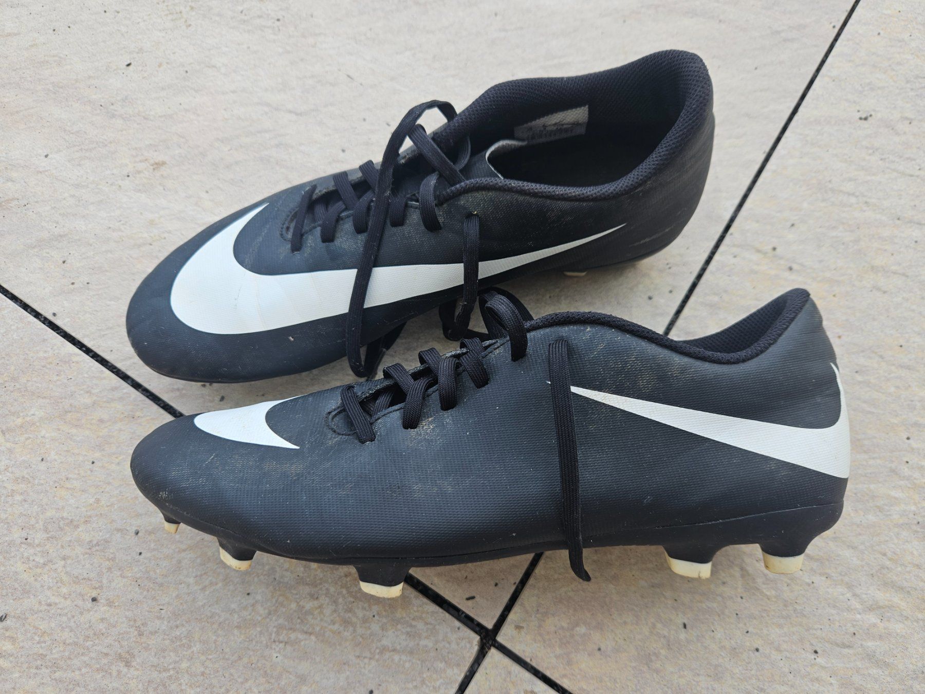 Nike Chaussures garçon: Fussballschuhe Nike – D'occasion à Siebnen par bienemaya08 2