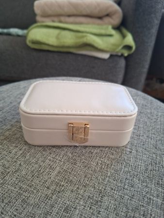 Schmucketui/Jewelry case/color:Ivory/Ideal für Reisen/new!!