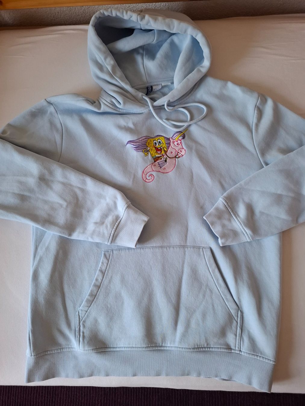 H&M Pullover & Sweatshirts: Hoodie Divided Spongebob Einhorn hellblau Grösse L – Gebraucht aus Bäretswil von mickey100