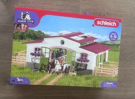 Schleich Pferdestall mit zusätzlichem Zubehör