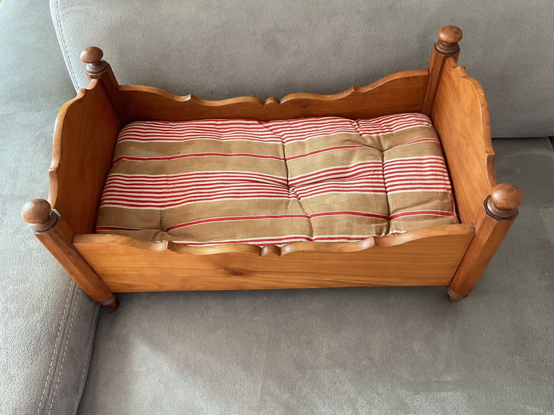 Giocattoli: Altes Puppenbett Ohne Puppe – Usato da Gossau SG venduto da michellepatrik