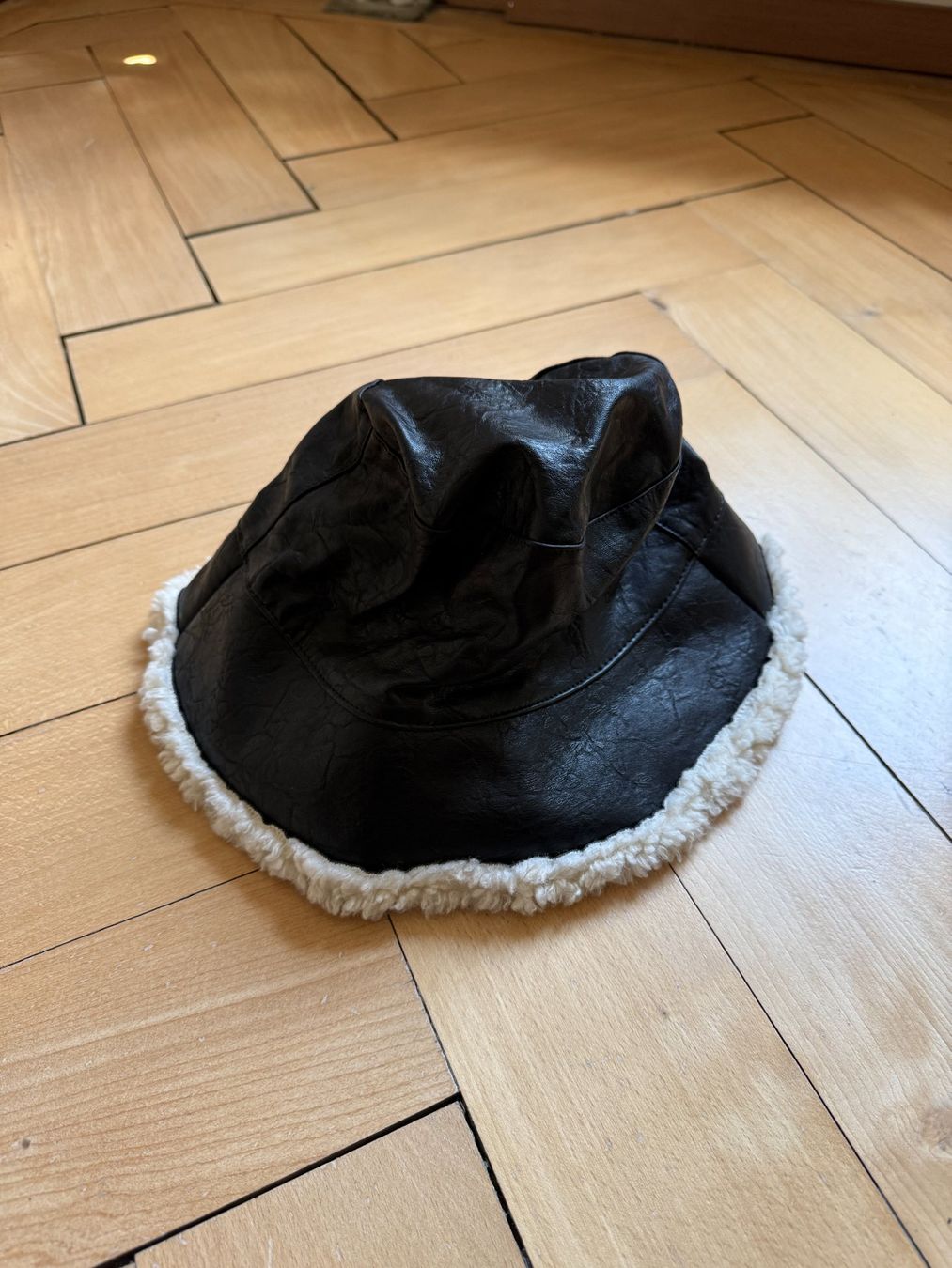 Copricapi, berretti & cappellini: STRADIVARIUS - Kunstleder Bucket Hat schwarz 57 – Usato da Zürich venduto da Diazaio 1