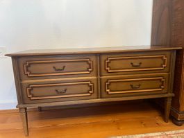 Klassische Holzkommode im eleganten Stil