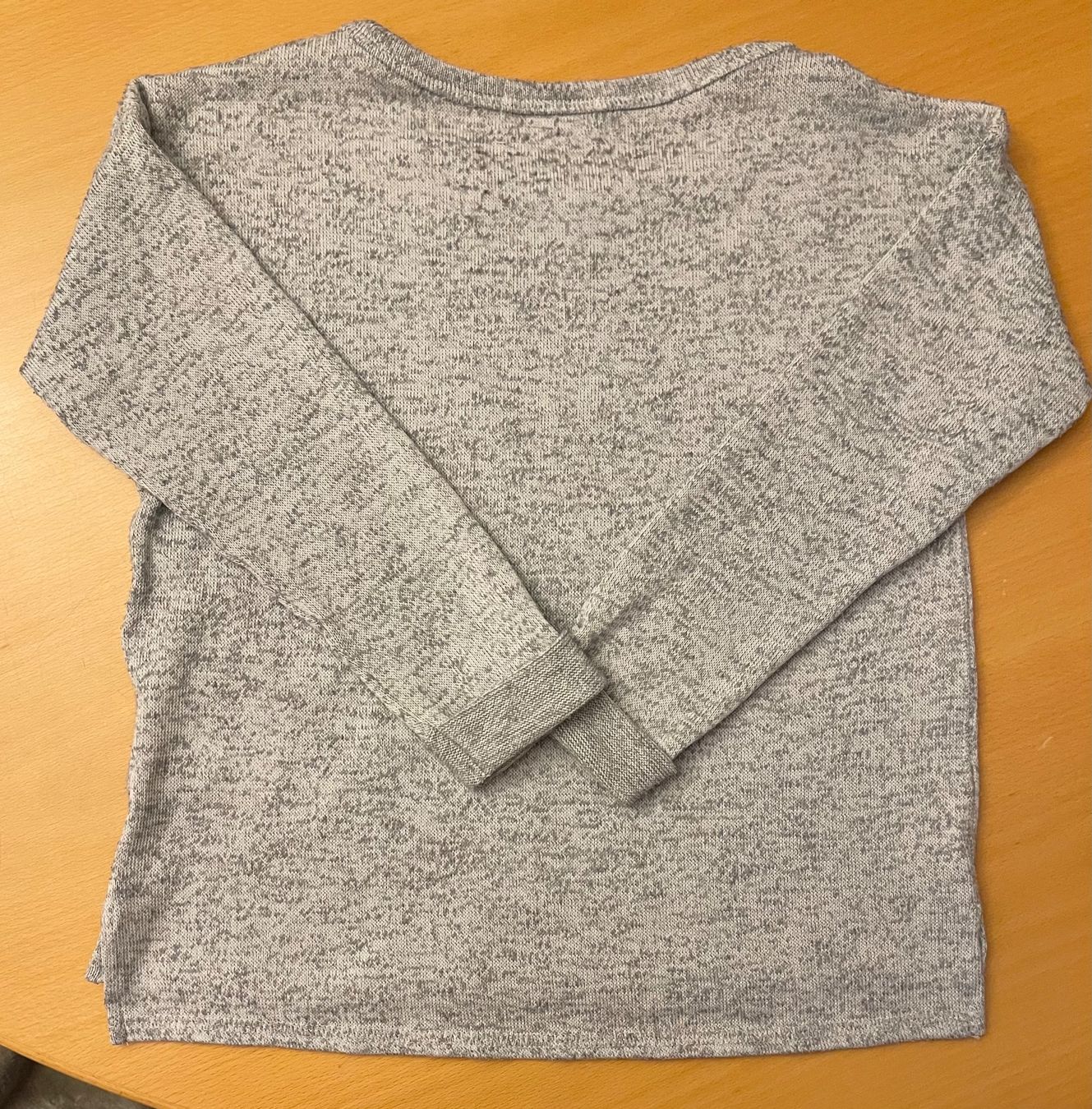 H&M Maglioni & Felpe: Pullover grau/schwarz mit Schriftzug Gr. 134/140 – Nuovo (secondo la descrizione) da Basel venduto da Seifehuesli 3
