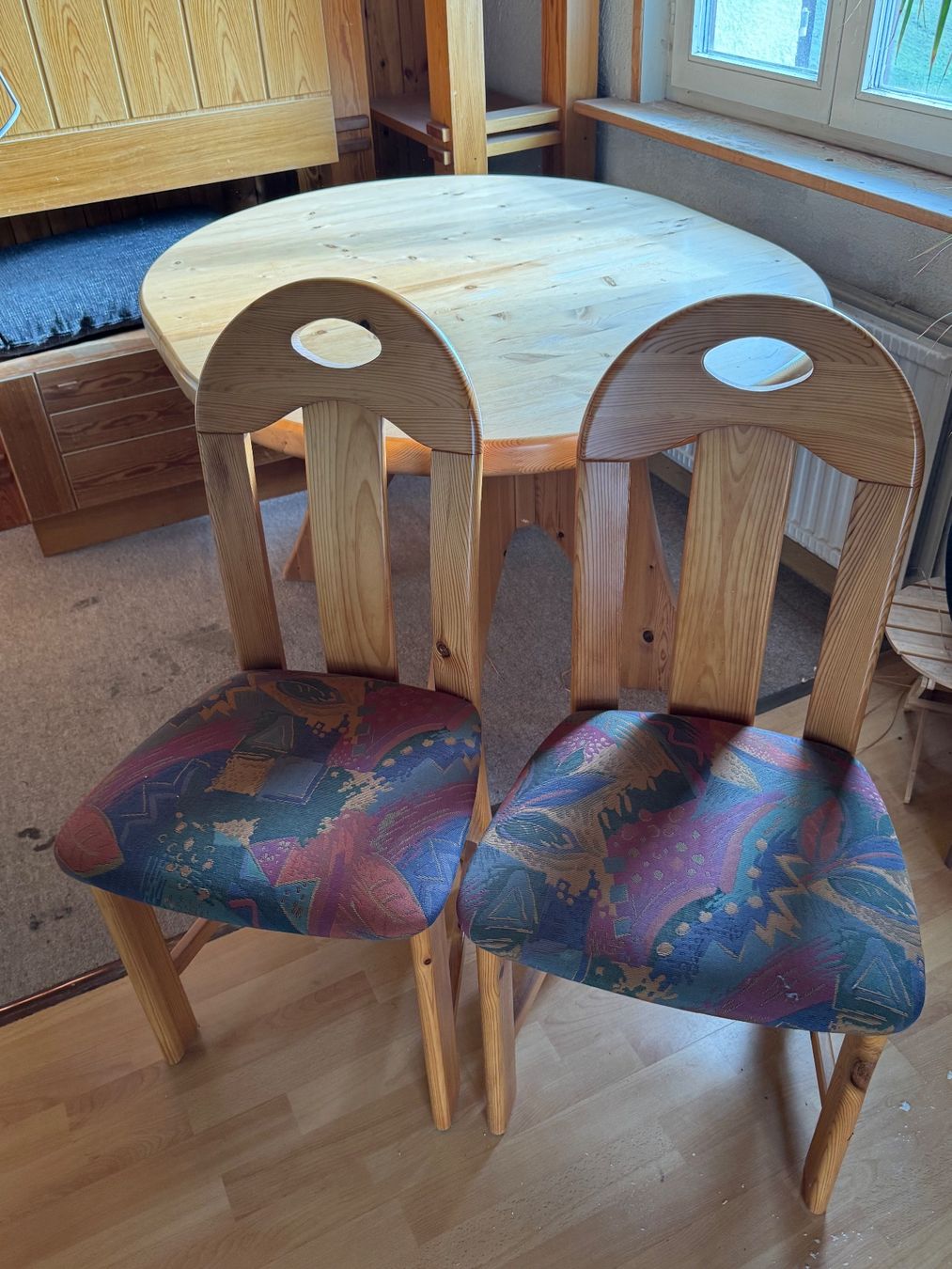 Tische: Ovaler Holztisch mit sieben Stühlen – Gebraucht aus Saland von Swiss_Lady95 1