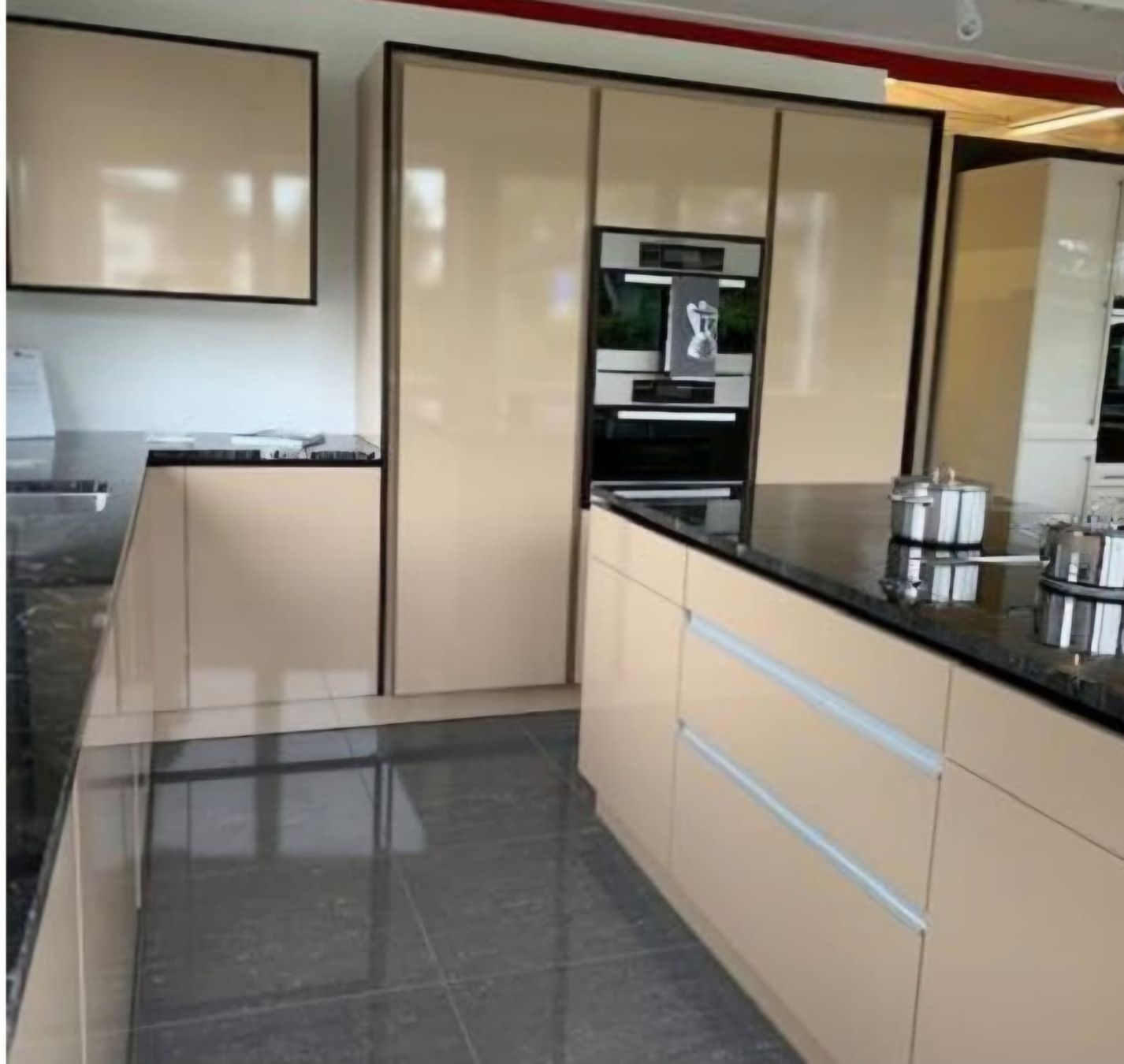 Cucine complete: Gepflegte Küche in Beige mit schwarzer Granitplatte – Usato da Aarburg venduto da ssi_ckz5 1