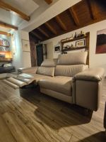 Divano in vera pelle con due sedute relax elettriche
