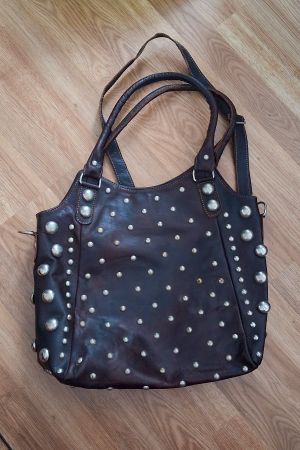 Boho Echtleder-Handtasche mit Nieten – Boho & Goth-Chic