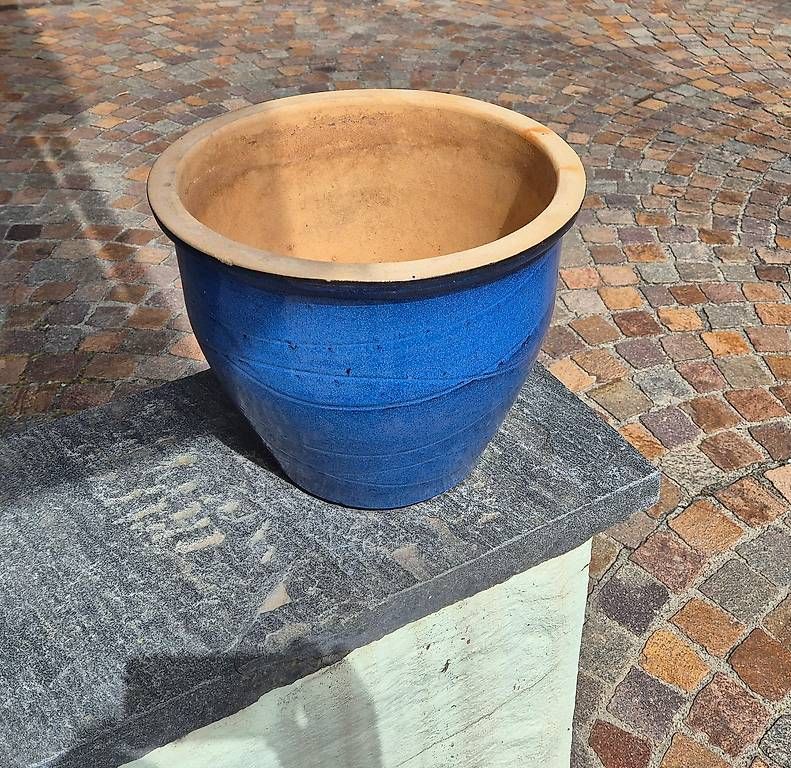 Vasi per fiori: Grosser blauer Blumentopf zum abholen – Usato da Erlenbach ZH venduto da gui_6zw8 2