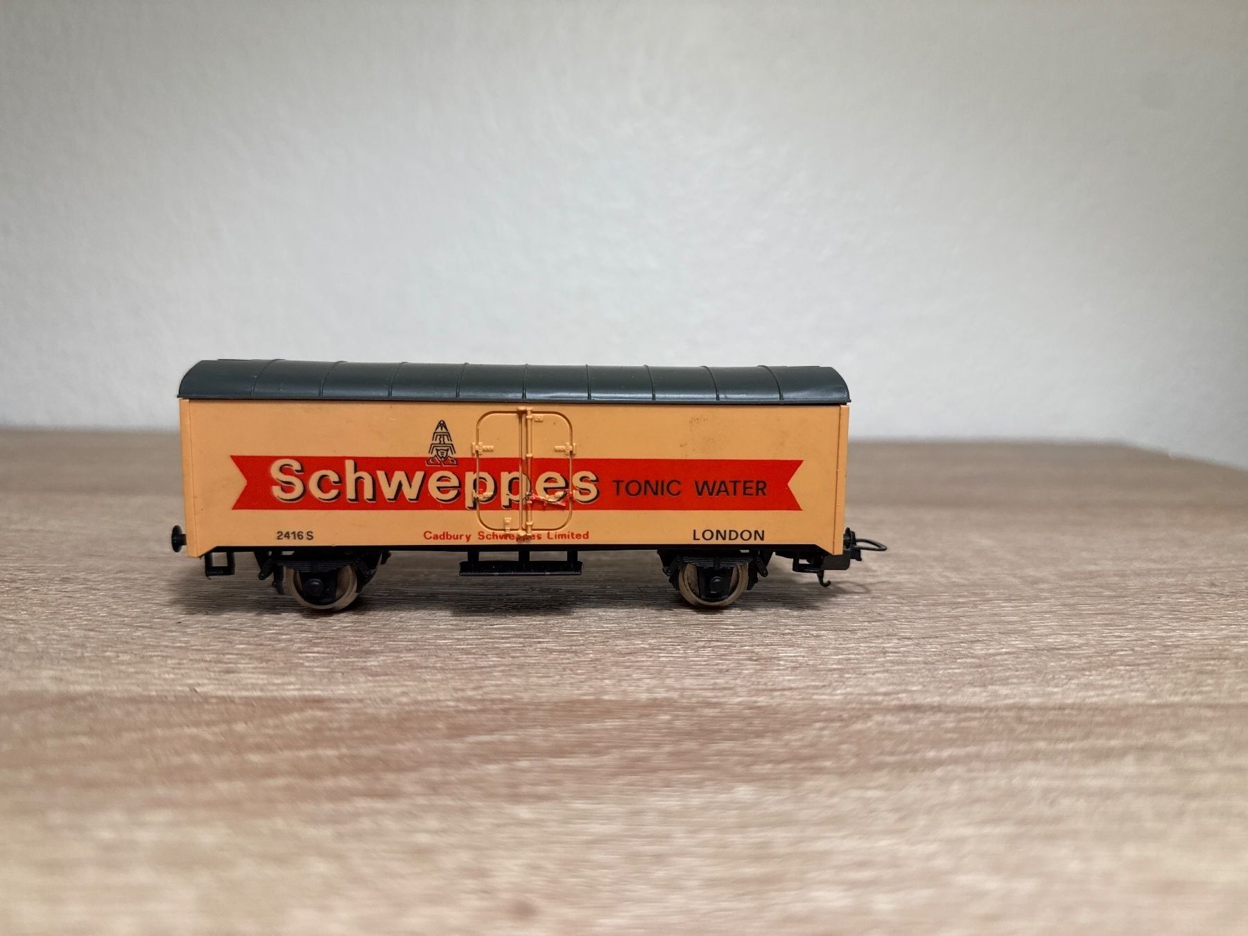 Lima Modellini di ferrovie: Lima Güterwagen Schweppes H0 (57) – Usato da St-Aubin-Sauges venduto da Lo_Go