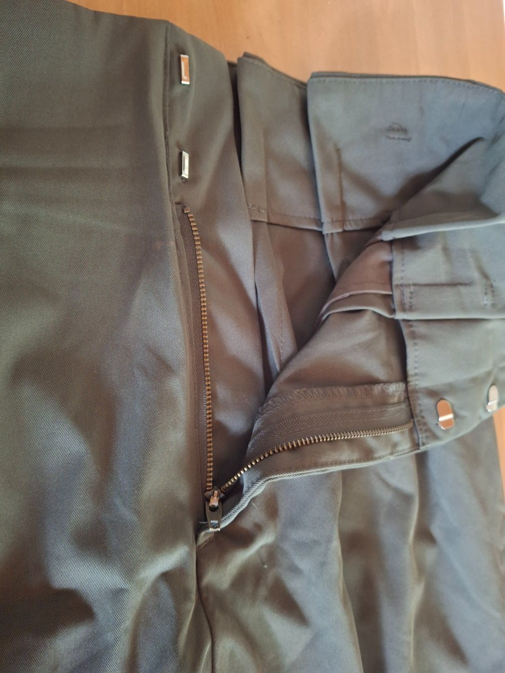 H&M Pantaloni: Pantalon taille 42 marque H&M – Usato da Villiers venduto da san_jn5w 3