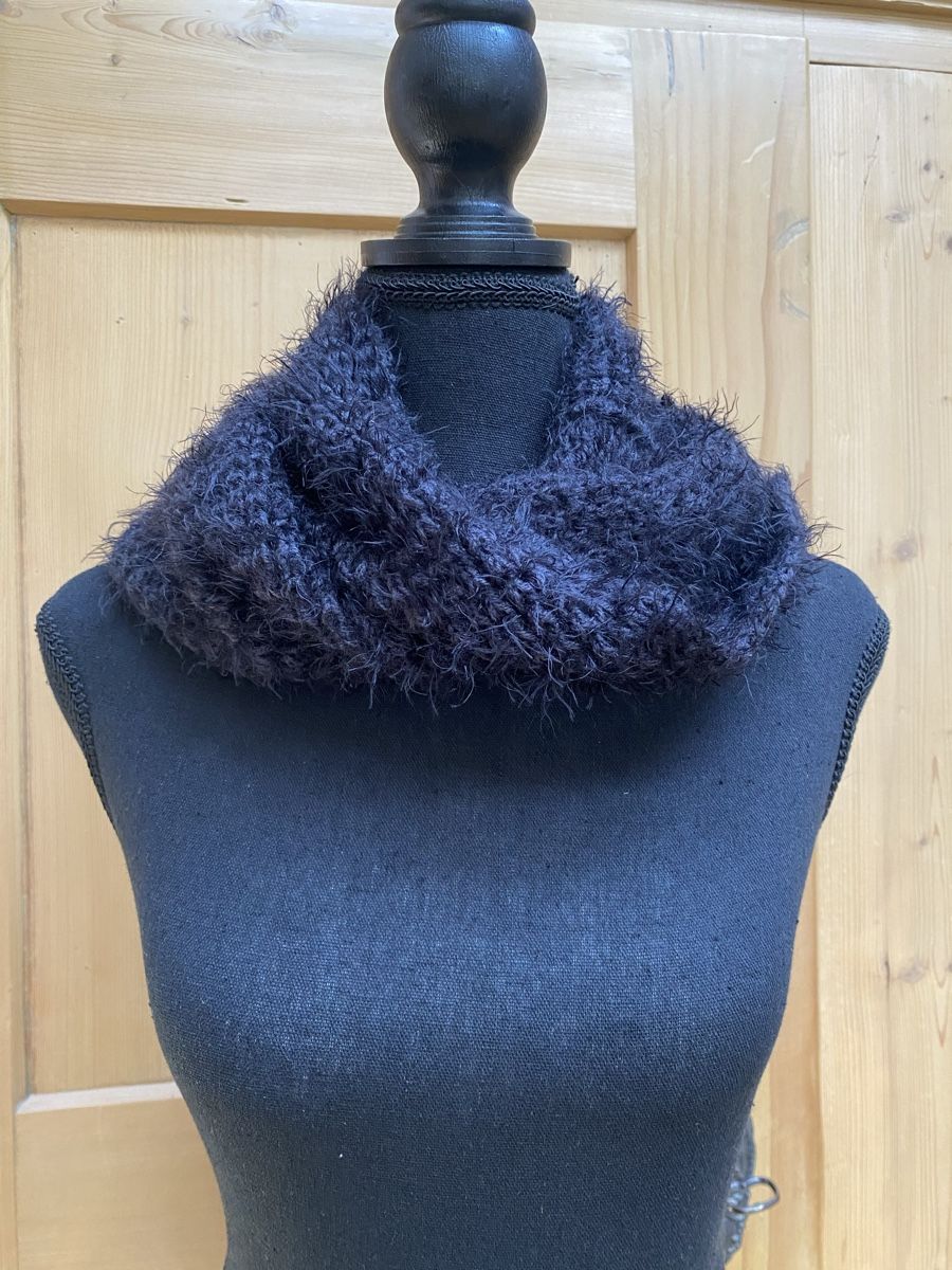 Foulard & Sciarpe: Loop Schal schwarz flauschig gestrickt Neuwertig  – Nuovo (secondo la descrizione) da Buochs venduto da H16