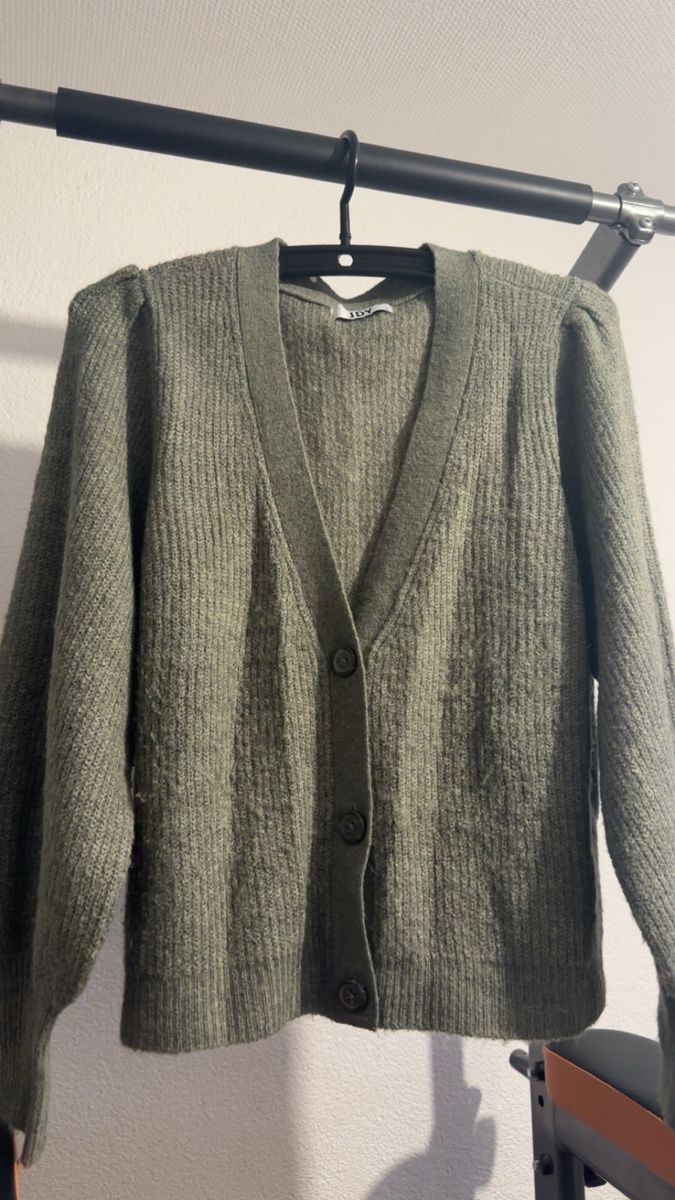 Jacken: Flauschige Strickjacke grün-grau XL – Gebraucht aus Oftringen von tola19