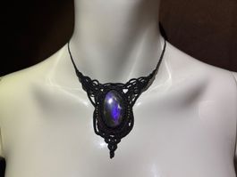 handgearbeitete Makramee Kette mit violettem Labradorit