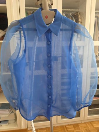 Chemisier bleu transparent à manches bouffantes