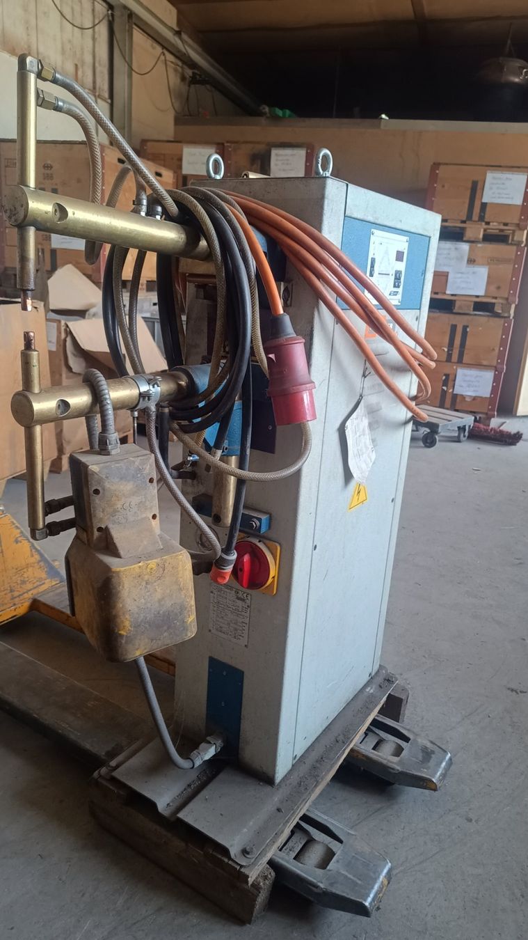 Postes à souder: Punktschweissmaschine – D'occasion à Meltingen par raijeg
