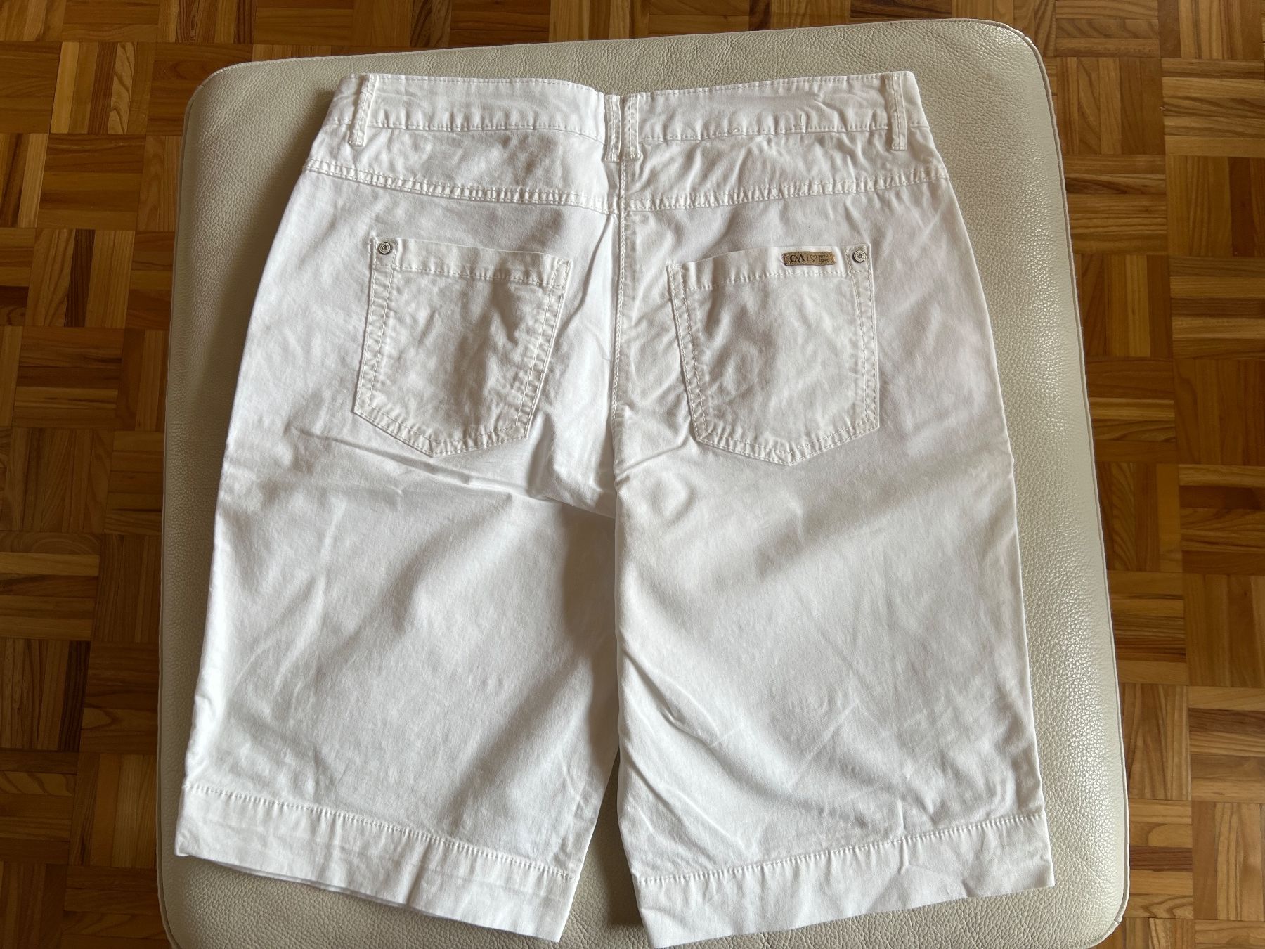 C&A Pantaloni: 2  Bermuda Shorts - Damen Gr. 40 – Usato da Chur venduto da van_hnc6 6
