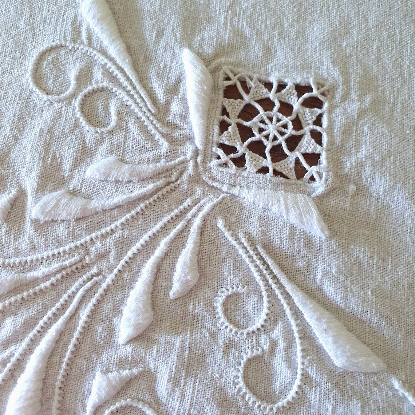 Sonstige Tischwäsche: Ancienne nappe carrée, 98 x 105 cm – Gebraucht aus Lausanne von venise001 4