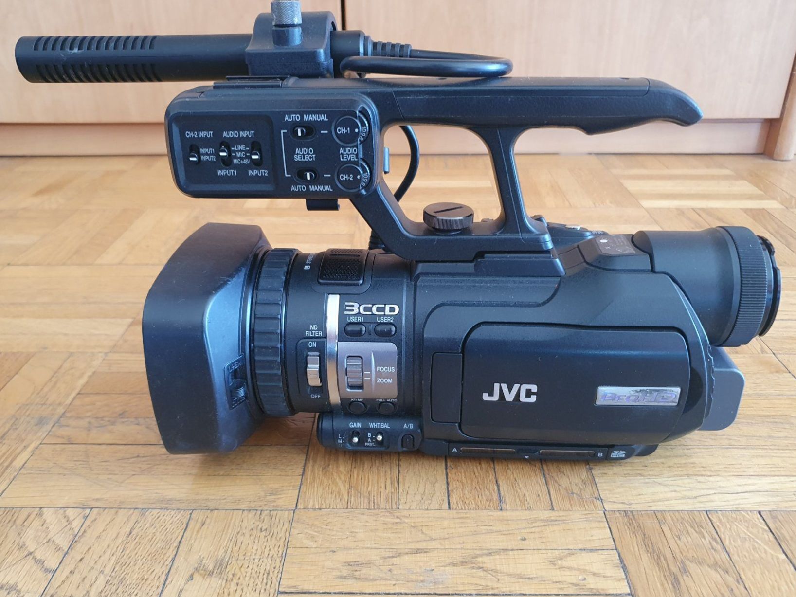 JVC Videocamere: Caméra vidéo JVC GY-HM100E – Usato da Petit-Lancy venduto da at_6rdt