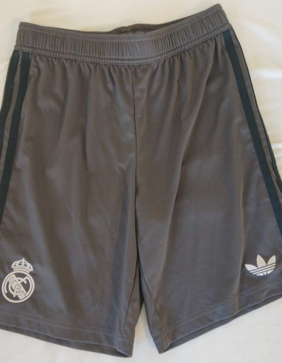 Adidas Scarpe, pantaloni & magliette da ginnastica: maillot Real Madrid extérieur – Usato da Dombresson venduto da Angeldeneuchatel 2