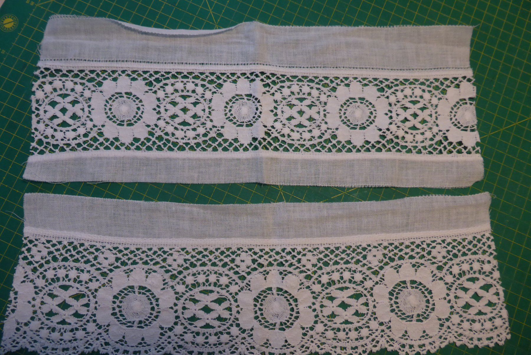 Tessuti: Alte St. Galler Spitzen weiss - 2 Teile - ein Preis – Nuovo (secondo la descrizione) da Brunnadern venduto da pinkfaden