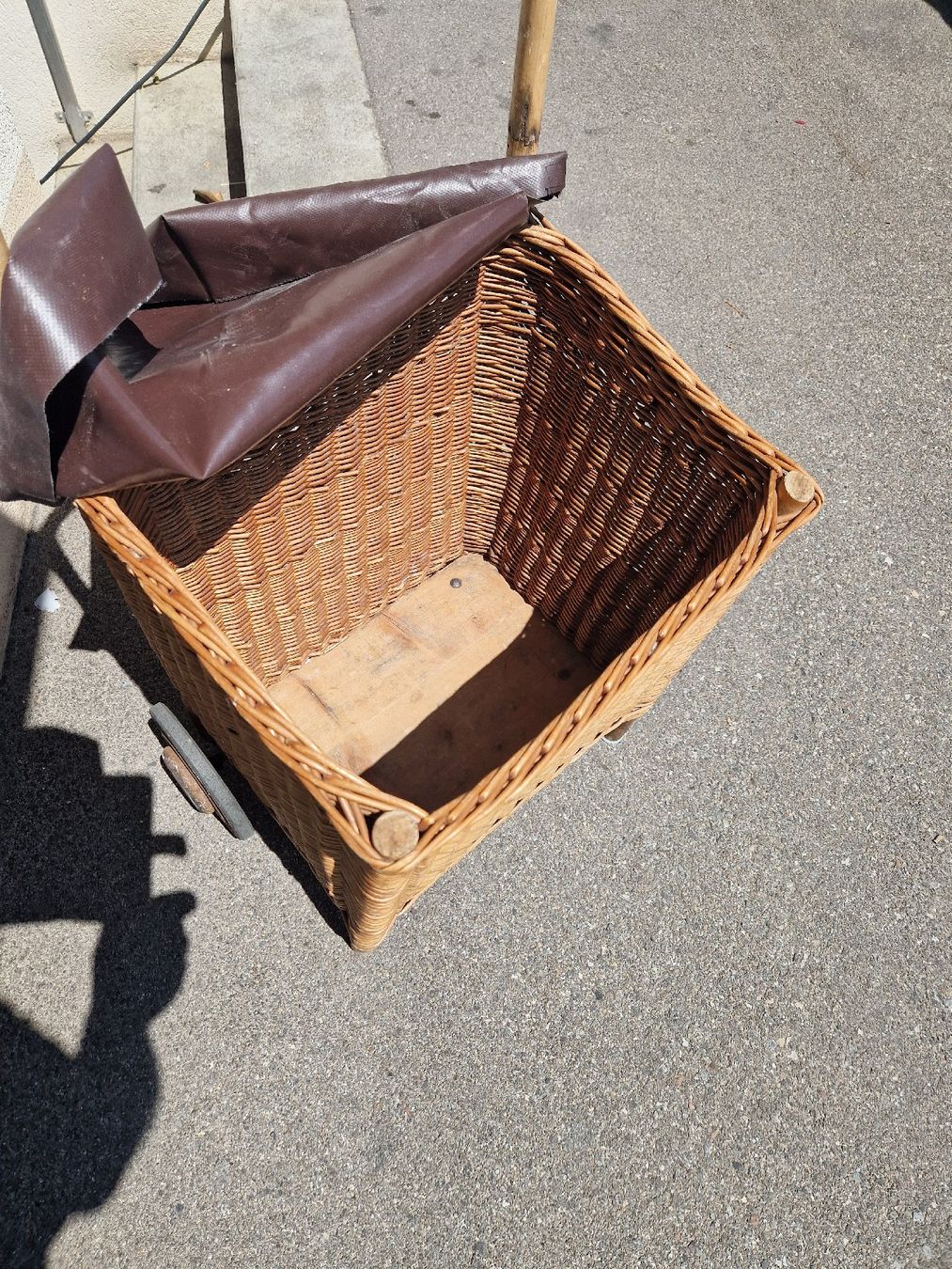 Altro in Antiquarato & Arte: Einkaufswagen Weide mit Deckel und Rollen ca. 40cm – Usato da Mörigen venduto da Clio111 3