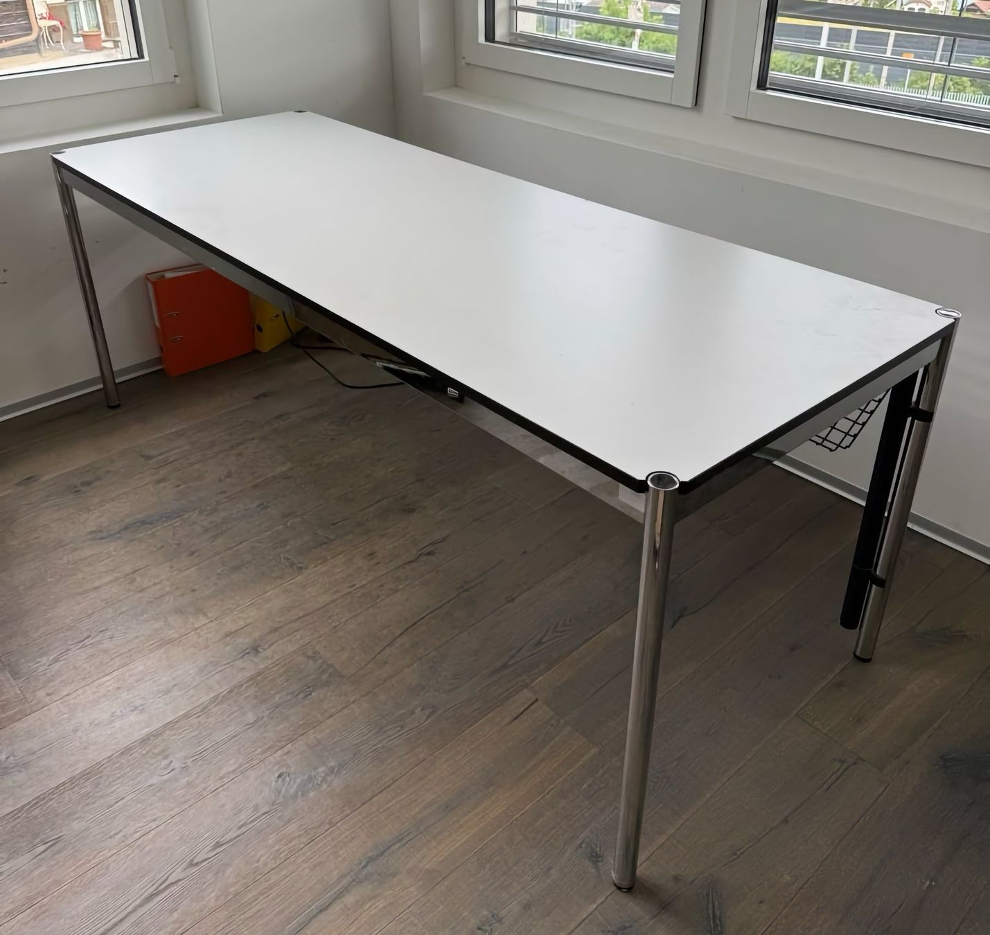 USM Scrivanie: USM Haller table blanche 200 cm x 75 cm – Usato da Bulle venduto da Kapelletti 3