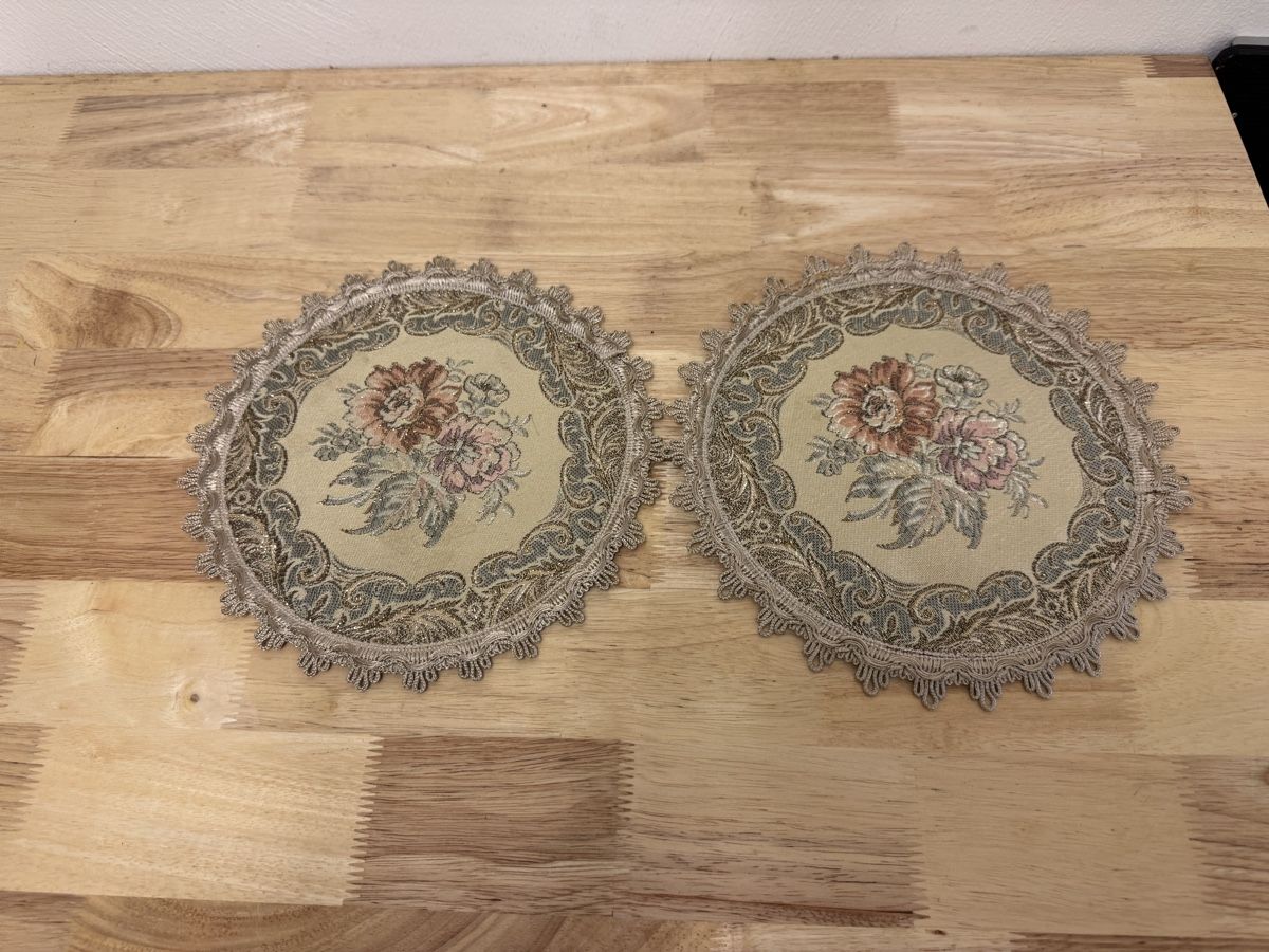 Set di tavolo e panche: 2 Tischsets rund mit Blumenmuster und Spitze  – Usato da Birsfelden venduto da inf_l2yy