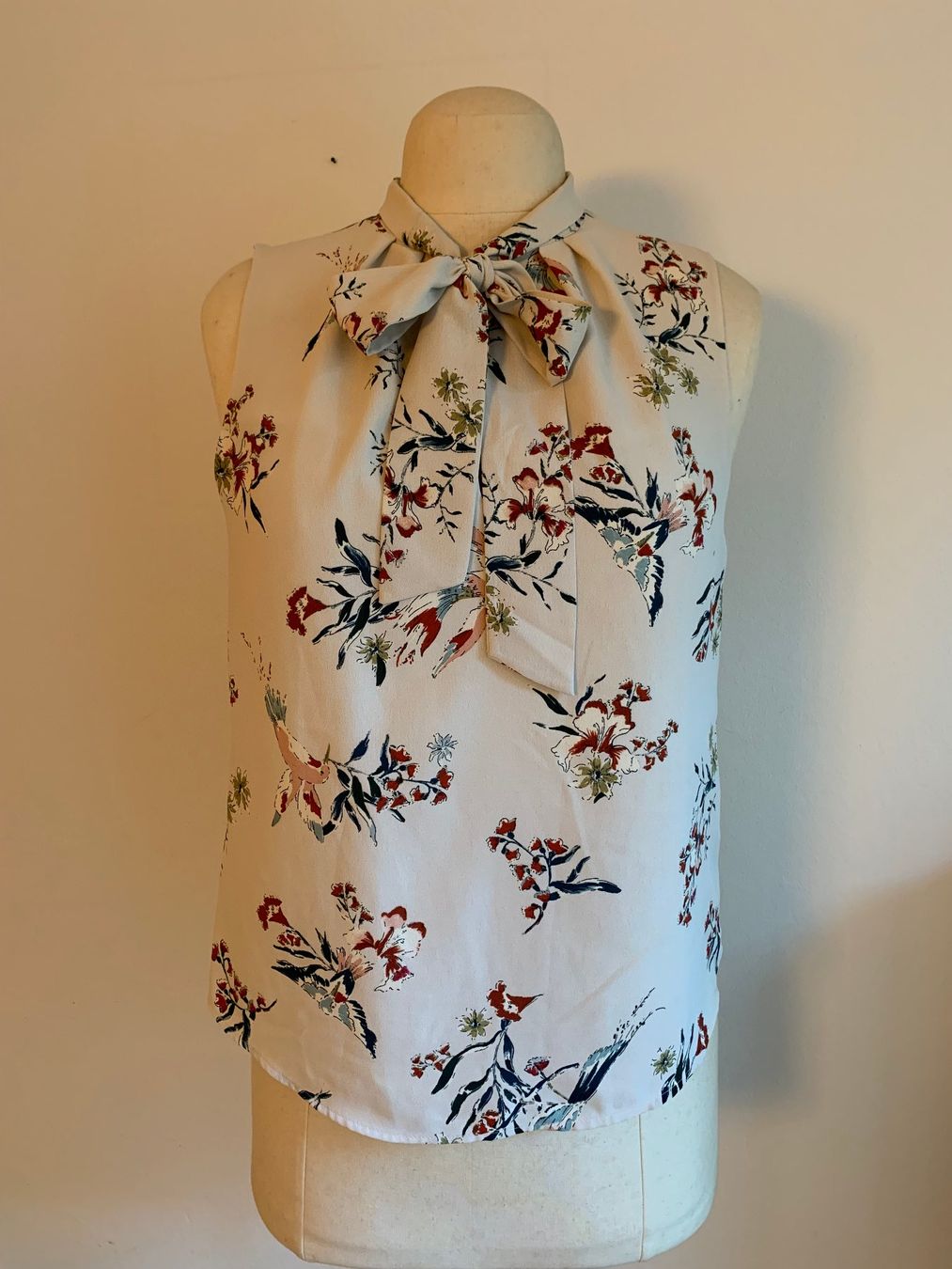 H&M Camicette: Bluse ärmellos mit Blumen- und Vogelprint – Usato da Winterthur venduto da Drachenrose