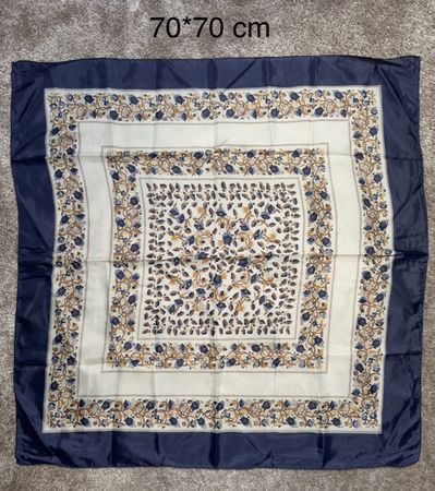 Foulard carré à motif floral et géométrique – 70x70 cm