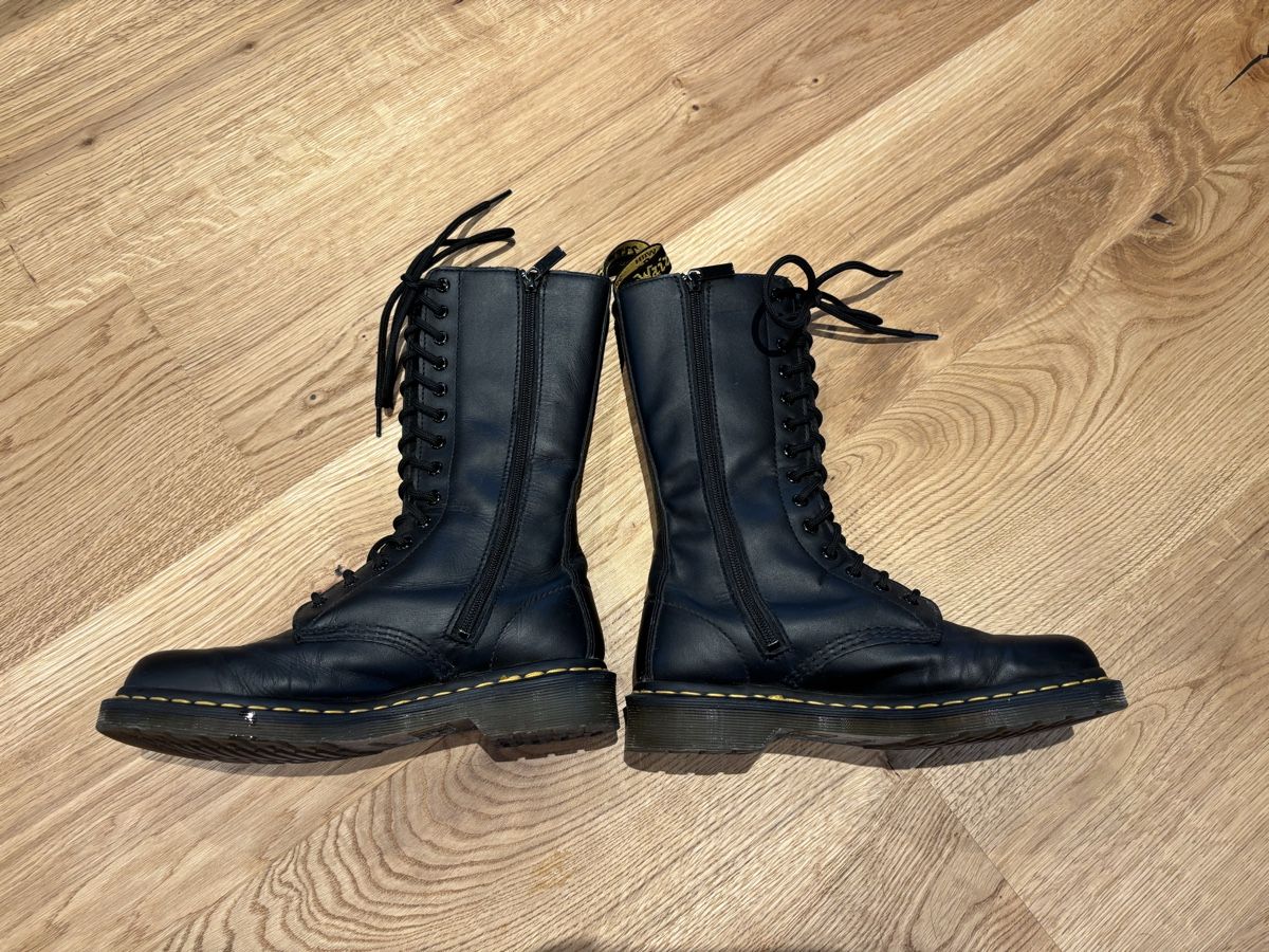Dr. Martens Damenschuhe: Dr. Martens 1914 mit Rosen  – Gebraucht aus Sutz von charis1411 1