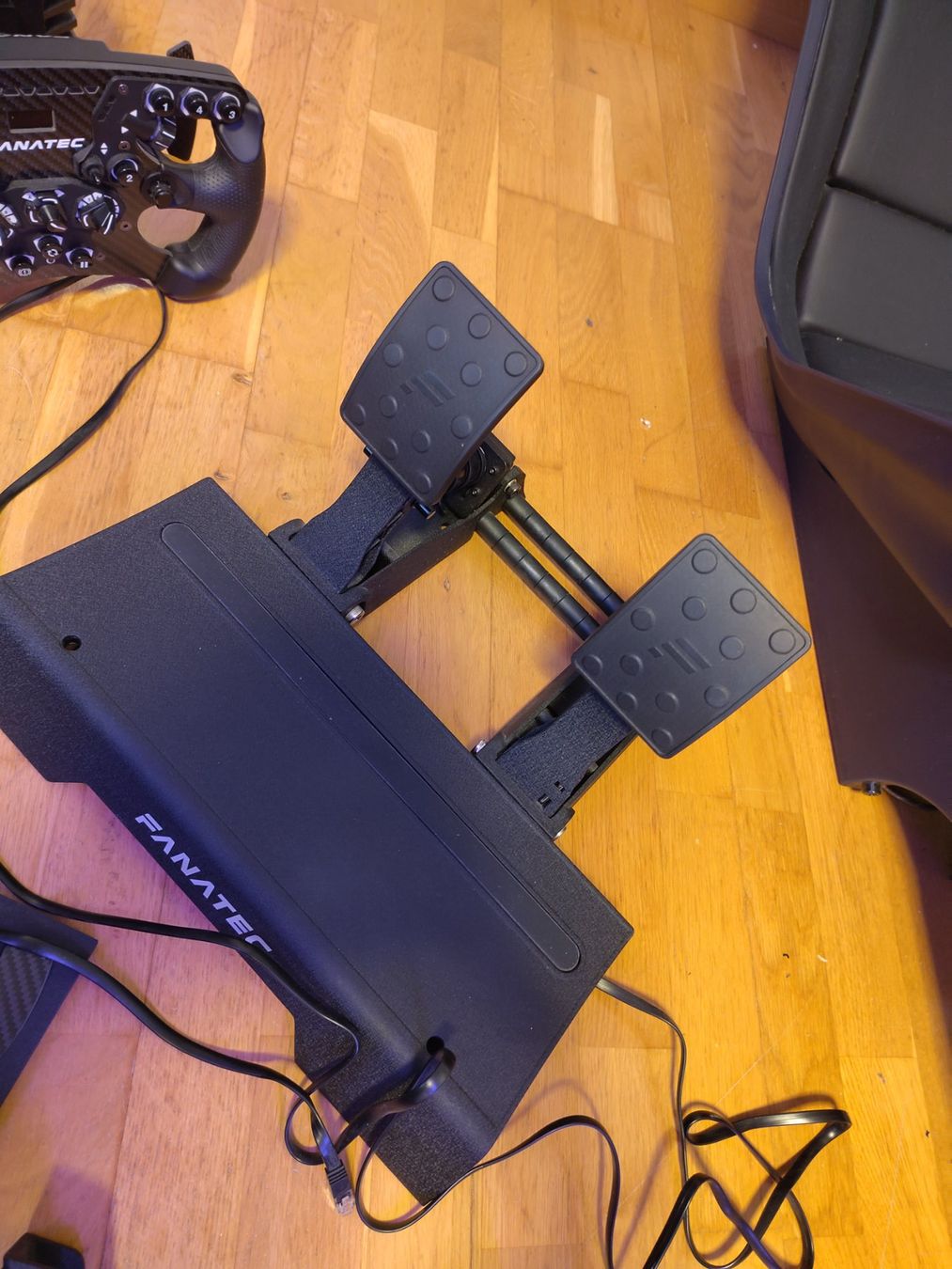Fanatec Controller: Fanatec SimRacing Lenkrad (8Nm) und Pedale – Usato da Grabs venduto da fordmustangel 2