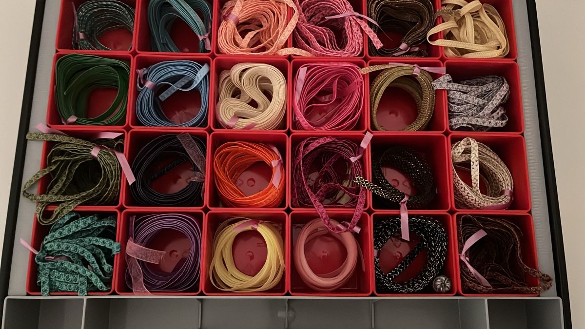 Bastelsets: Bänder zum bastel mit Kiste – Gebraucht aus Uster von Kannabie 1