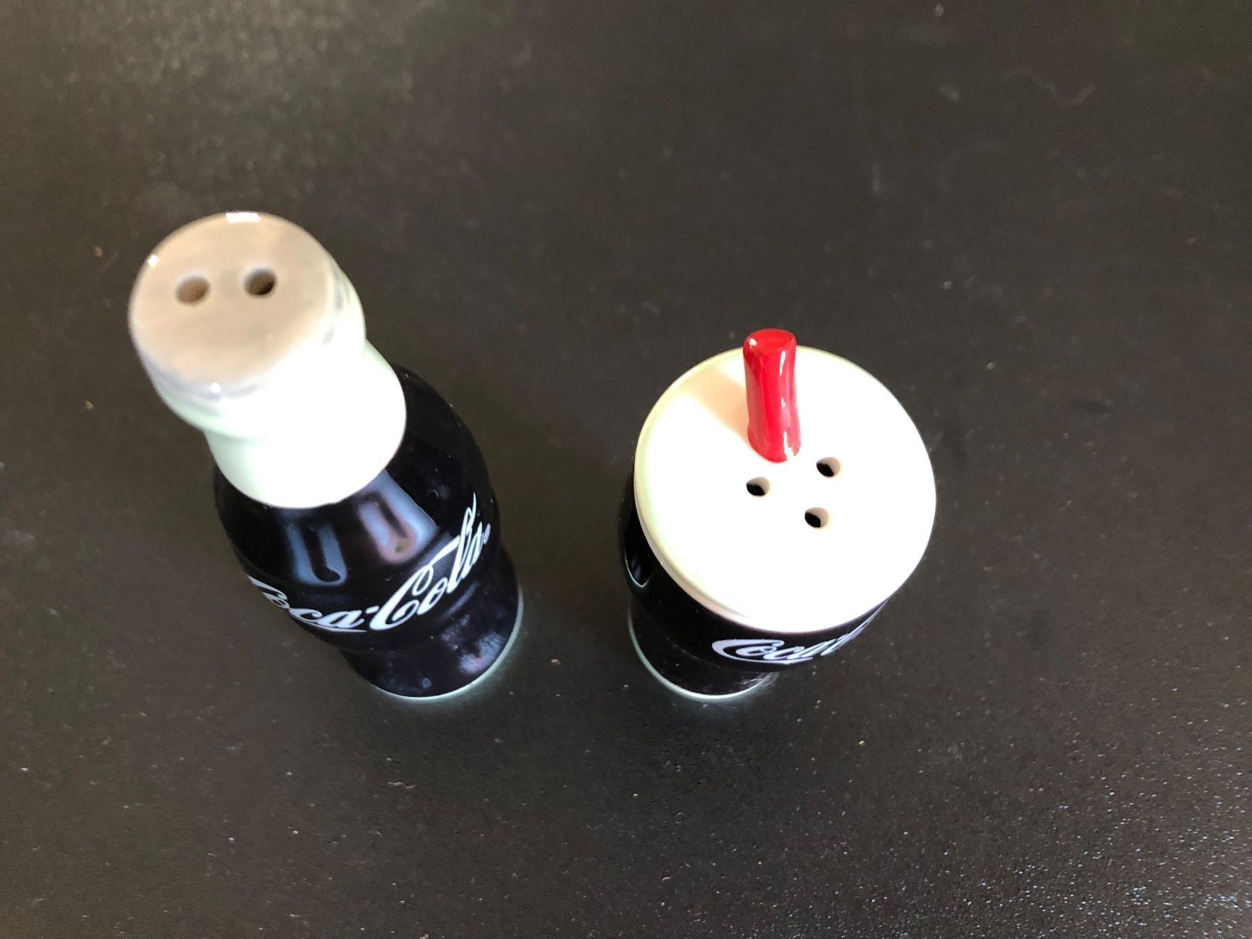 Set di piatti: Coca-Cola Salz und Pfeffer Streuer – Nuovo (secondo la descrizione) da Frauenfeld venduto da aluma14 7