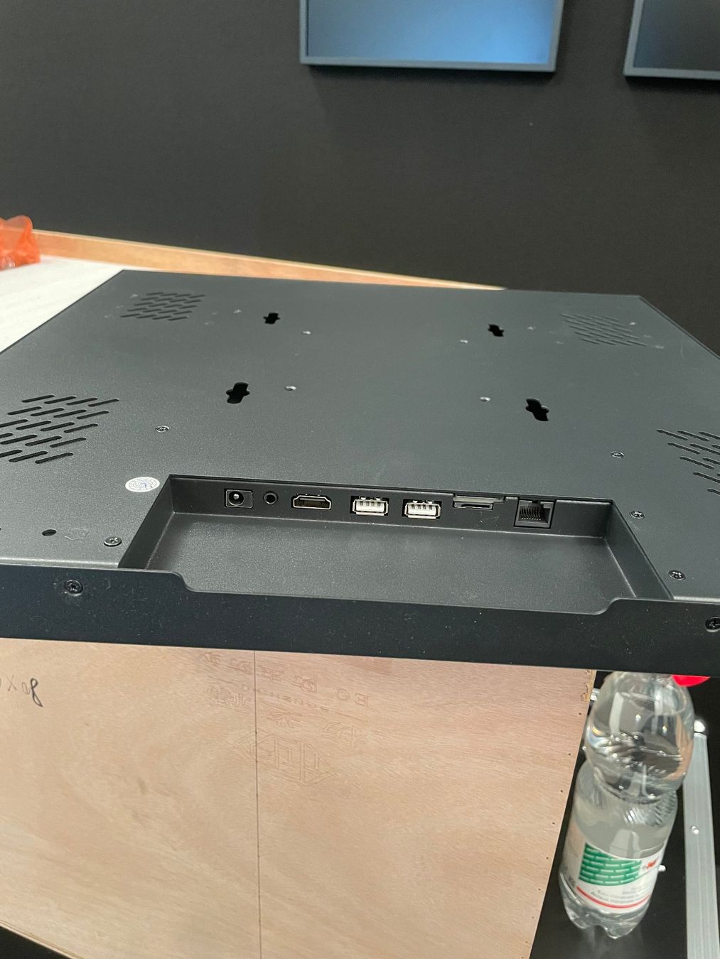 Monitor: Quadratischer Ausstellungs-Bildschirm mit Android OS – Usato da Zürich venduto da MUDACO 2