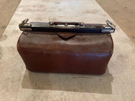 Arztkoffer Leder braun antik mit Metallverschluss