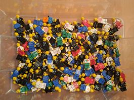 135 Lego Figuren ohne Kopfbedeckung  Versand möglich 