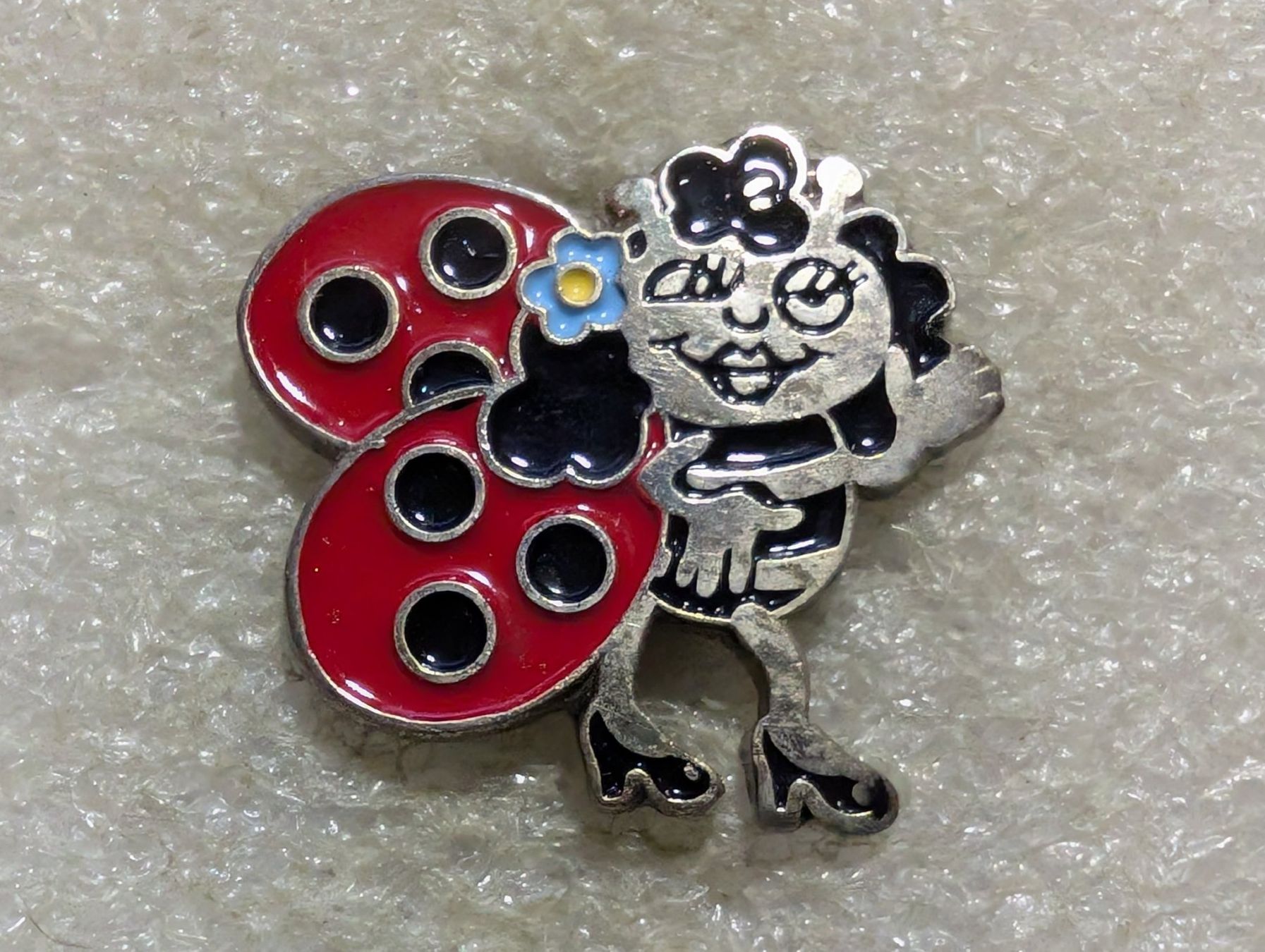 Placchette & Badge: Ansteckpin 189: Sonntagsblick Frau – Usato da Oppligen venduto da Pin-Fall-Shop