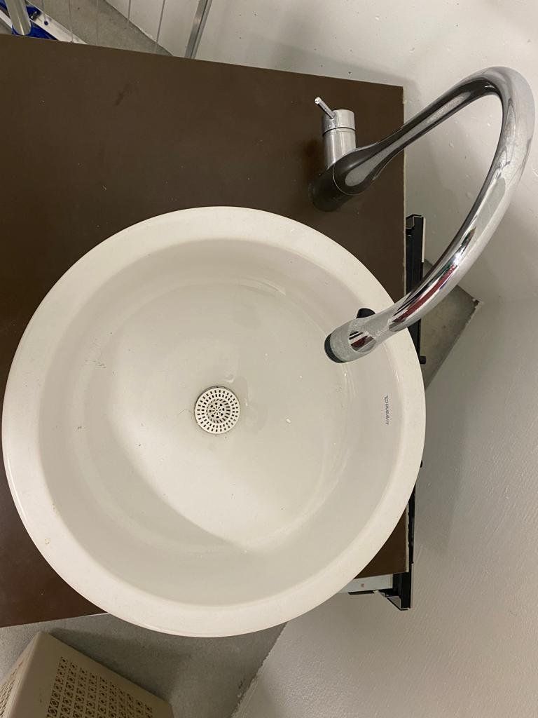 Lavabi & lavandini: Lavabo mit Mischbatterie Durchmesser 45 – Usato da Schinznach-Dorf venduto da Hpurzel 1