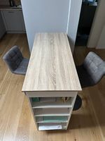 Stehtisch mit Höhenverstellbare Stühle