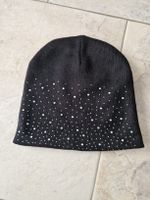 schwarze Wintermütze mit Strasssteinen