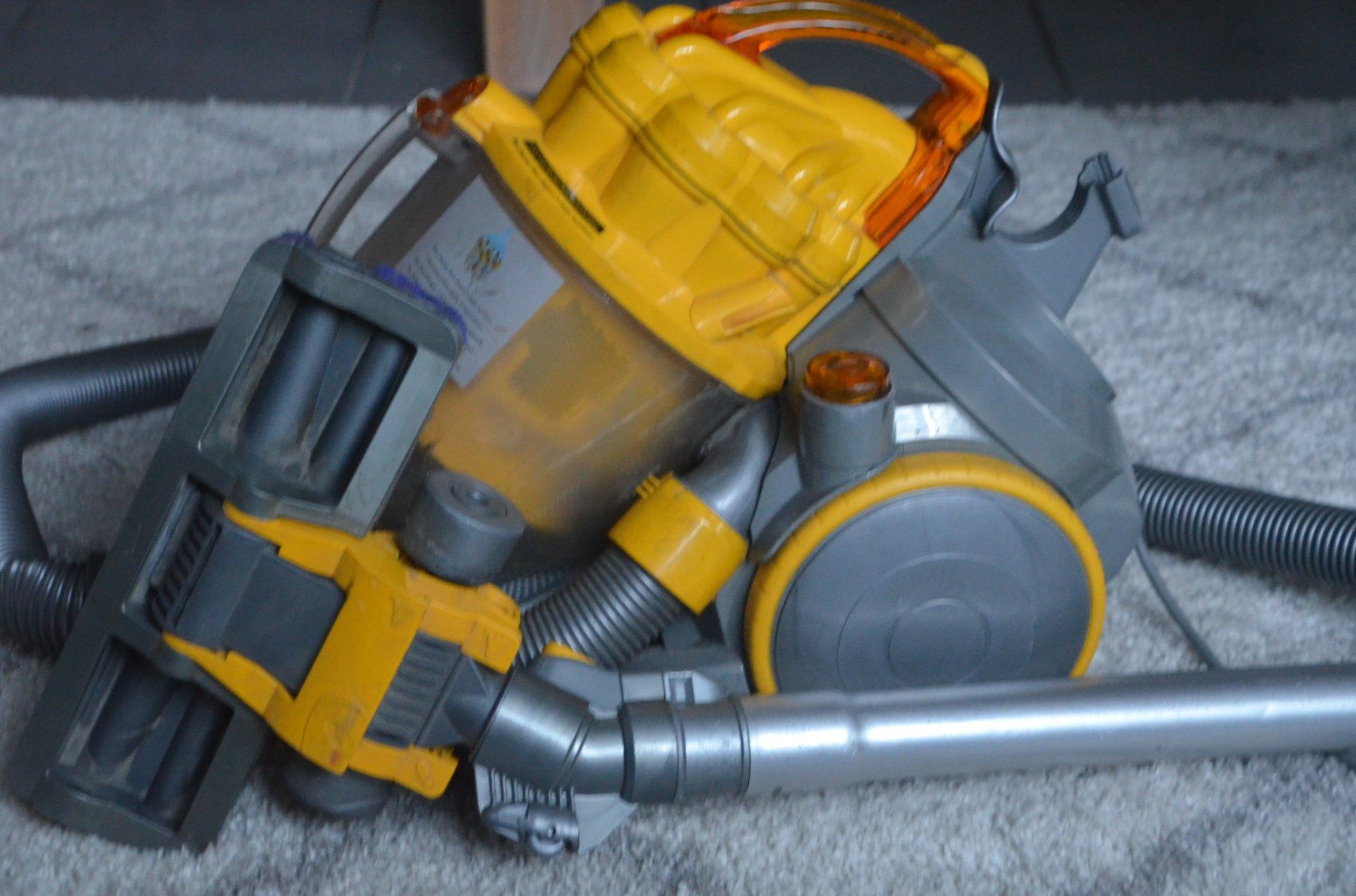 Dyson Staubsauger & Zubehör: Dyson DC08 Staubsauger / aspirateur – Gebraucht aus Collonges von  1