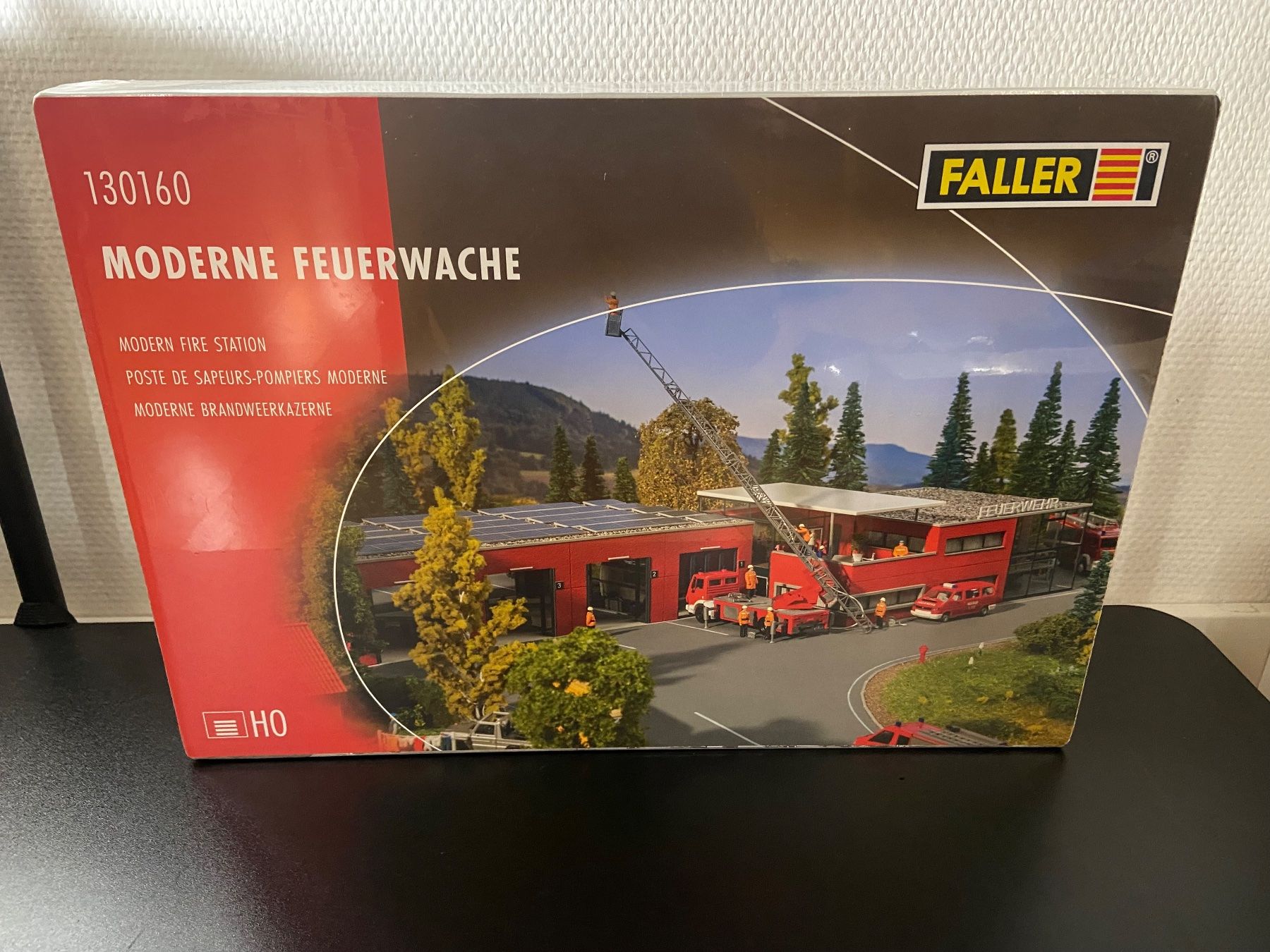Faller Modellini di ferrovie: Faller 130160 - Moderne Feuerwache NEU – Nuovo e nell'imballaggio originale da Luzern venduto da Mobahn_Schwarzenberg