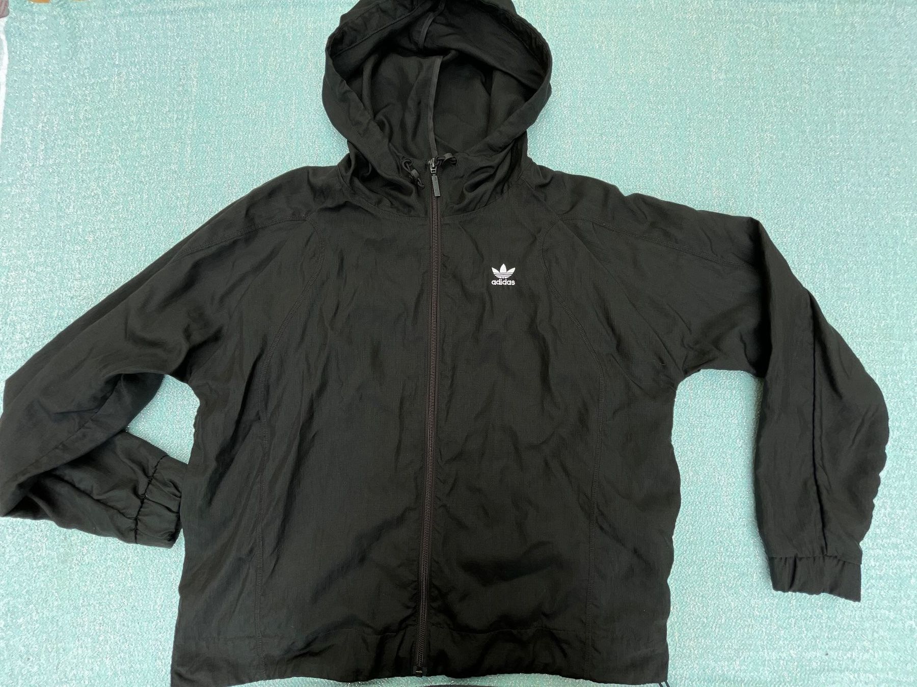 Adidas Giacche: Schwarzes ADIDAS Jäckli Gr. 32 – Usato da Frasnacht venduto da GracyStore