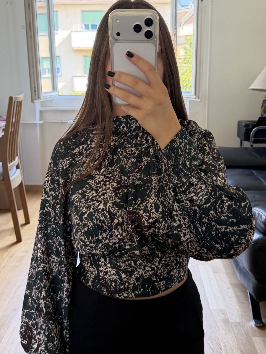 Zara Tops: ZARA PRINTED SATIN BLOUSE – Neuf (Voir description) à Genève par yav_9r9f 1