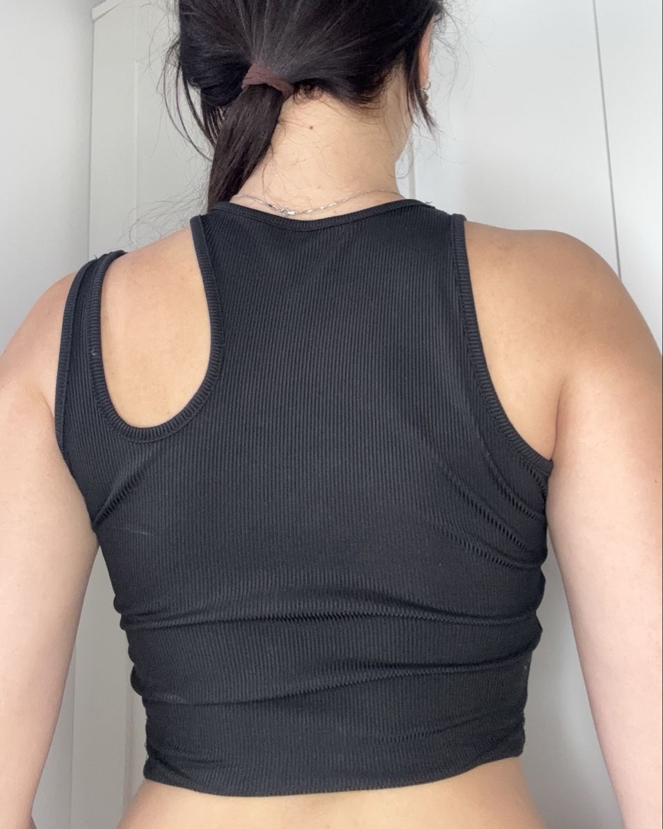 Top: Black Cut-Out Ribbed Crop Top  – Usato da Bern venduto da kri_y8h8 1